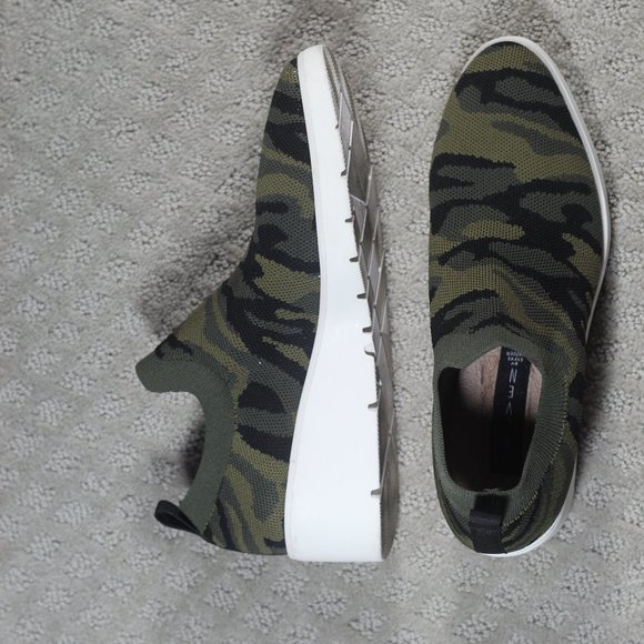 Steven by Steve Madden Size 8.5 Camo Wedges - LIKE NEW - Picture 1 of 8